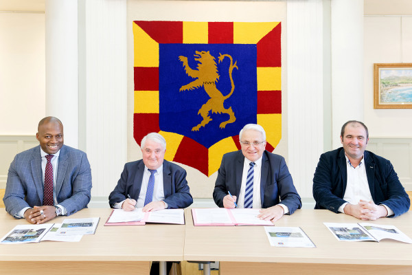 Signature entre HSA et la Ville de Cambo-les-Bains